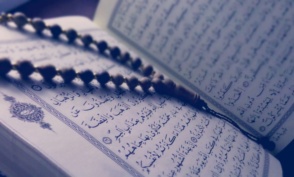 "Sesungguhnya Alloh yang menurunkan Adzikra (Al Qur'an) dan Sesungguhnya Alloh menjaganya"